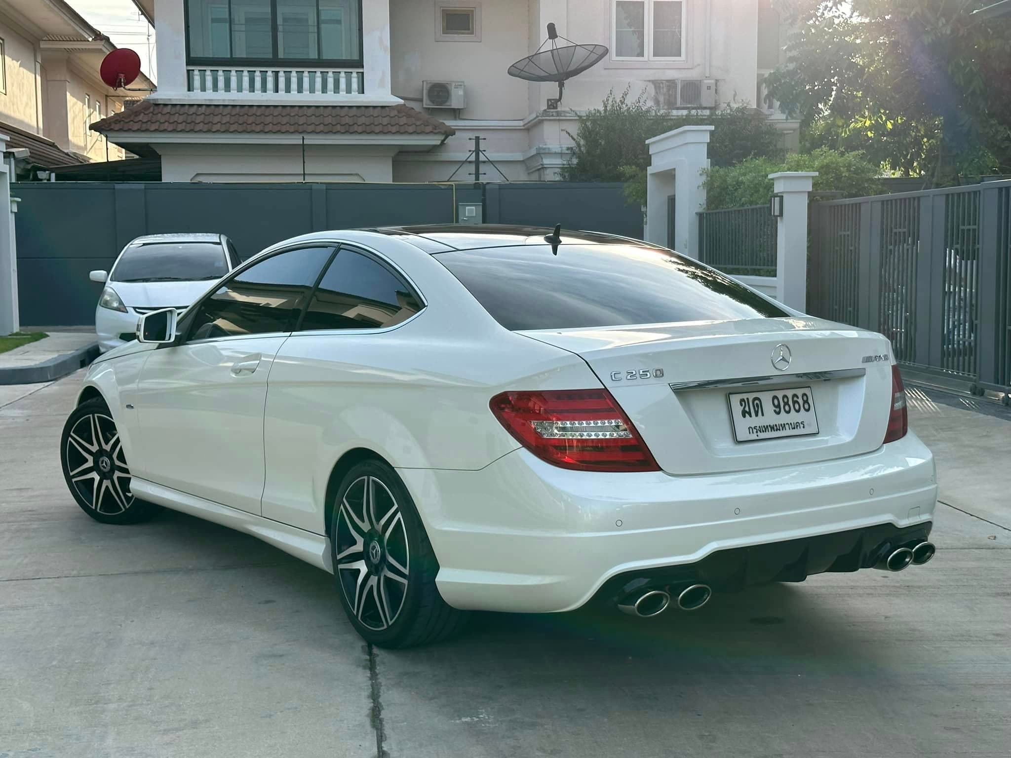 Mercedes-Benz C250 Coupe AMG 2012 ภาพที่ 4