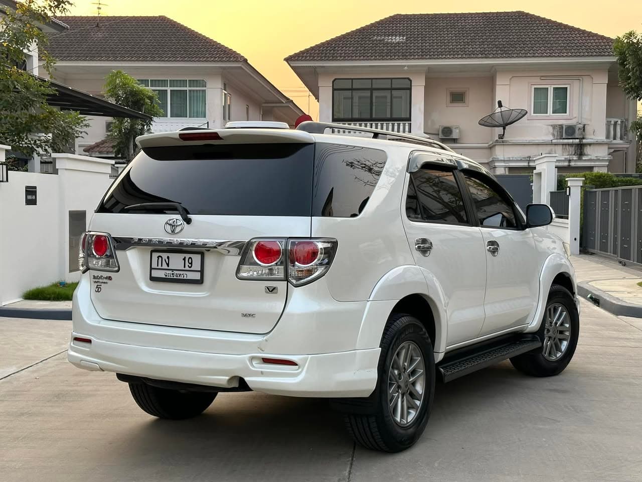 Toyota Fortuner 3.0V รุ่น 50ปี 2012 ภาพที่ 3